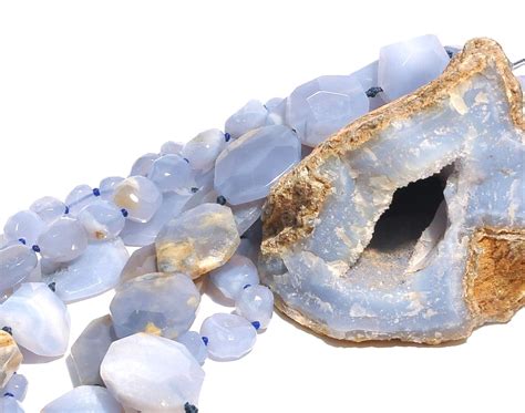  Chalcedony: Vật liệu đa năng trong ngành công nghiệp và chế tạo đồ trang sức!