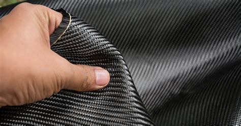 Fibres Reinforced Polymers: Một Vật Liệu Mạnh Mẽ Cho Những Ứng Dụng Trên Trời và Dưới Đất!